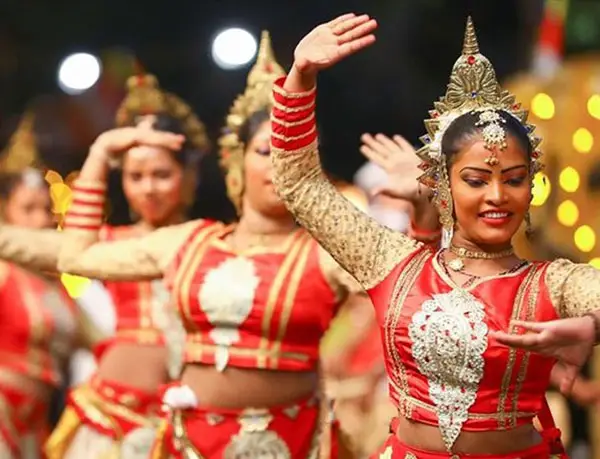 dancers in kandy annual perahera